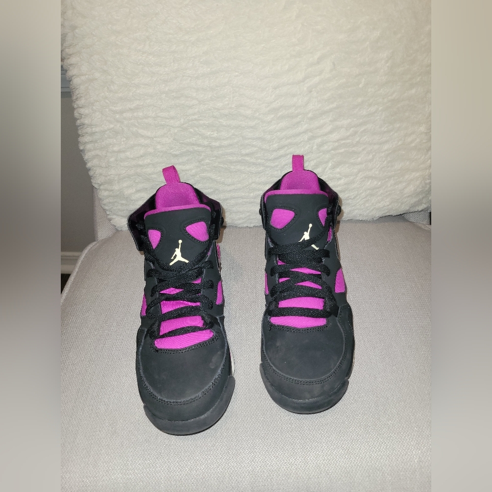 Jordan Kids Sneakers in Black and Purple Size 4Y Used Excelent Condition
